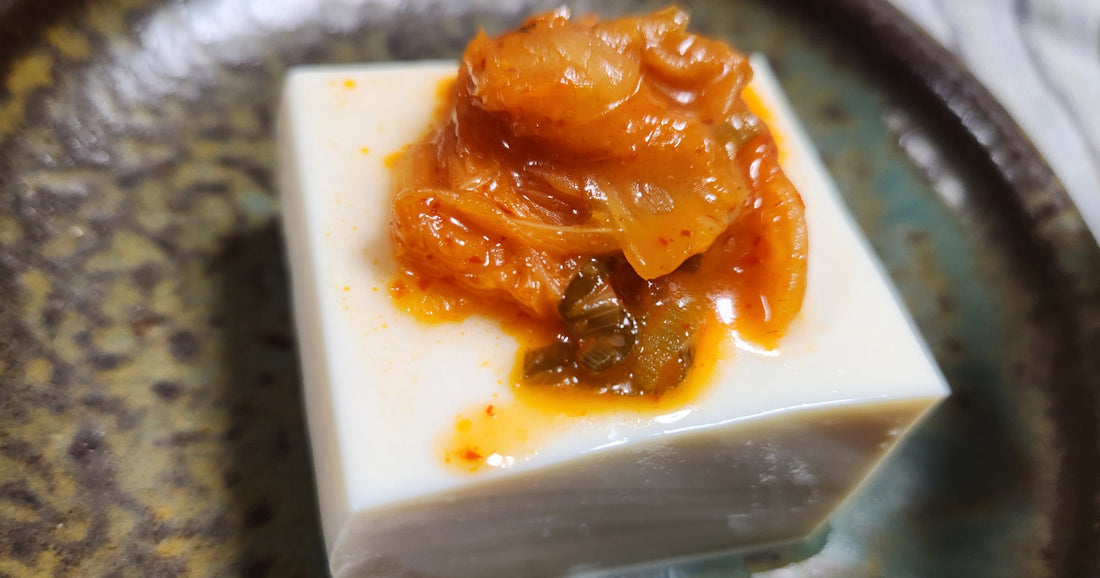 キムチのせ冷奴・サラダ｜簡単おつまみレシピ10選